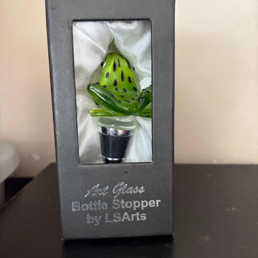 LSArts glass bottle stopper. New in box. Art glass frog. Whimsical. NWT